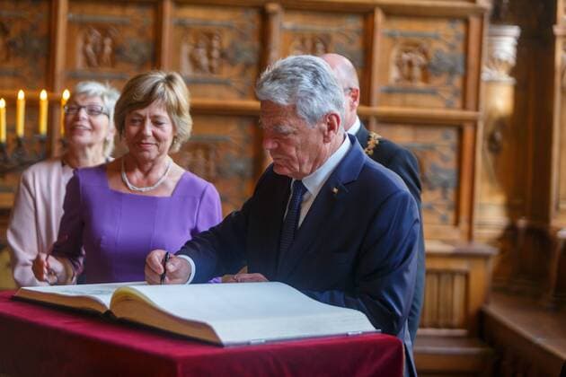 DEU, Deutschland, Nordrhein-Westfalen, Münster, 08.10.2016: Verleihung des Internationalen Preises des Westfälischen Friedens Eintrag in das Goldene Buch der Stadt Münster Daniela Schadt und Joachim Gauck, Bundespräsident