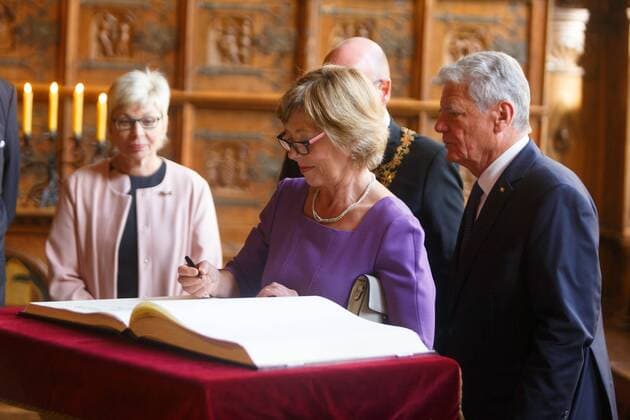 DEU, Deutschland, Nordrhein-Westfalen, Münster, 08.10.2016: Verleihung des Internationalen Preises des Westfälischen Friedens Eintrag in das Goldene Buch der Stadt Münster vlnr: Carina Gödecke.Landtagspräsidentin NRW; Daniela Schadt und Joachim Gauck, Bundespräsident