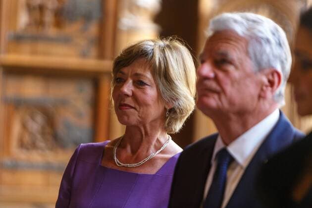 DEU, Deutschland, Nordrhein-Westfalen, Münster, 08.10.2016: Verleihung des Internationalen Preises des Westfälischen Friedens Eintrag in das Goldene Buch der Stadt Münster Daniela Schadt und Joachim Gauck, Bundespräsident