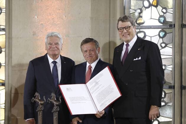 Bilder des Tages Poolfoto DEU, Deutschland, Nordrhein-Westfalen, Münster, 08.10.2016: Verleihung des Internationalen Preises des Westfälischen Friedens Preisübergabe - vlnr. Joachim Gauck, Bundespräsident; Abdullah II. bin al-Hussein, König des haschemitischen Königreichs von Jordanien und Dr. Reinhard Zinkann (WWL-Vorsitzender),