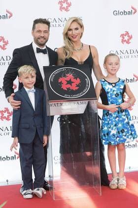 Jason Priestley mit seiner Ehefrau Naomi Priestley und ihren Kindern Ava und Dashiell bei der Ehrung mit einem Stern auf Canadas Walk of Fame am 6.10.2016 in Toronto 2016 Canada s Walk Of Fame in Toronto 