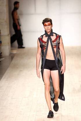Moda Lisboa - Valentim Quaresma Modenschau October 8, 2016 - Lisbon, Portugal - A model presents a creation from the Portuguese fashion designer Valentim Quaresma Spring Summer 2017 collection during the Lisbon Fashion Week on October 8, 2016 in Lisbon, Portugal. Lisbon Portugal  - ZUMAn230