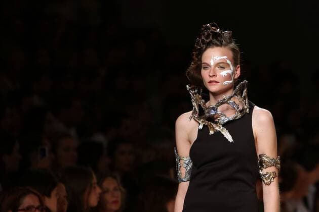 Moda Lisboa - Valentim Quaresma Modenschau October 8, 2016 - Lisbon, Portugal - A model presents a creation from the Portuguese fashion designer Valentim Quaresma Spring Summer 2017 collection during the Lisbon Fashion Week on October 8, 2016 in Lisbon, Portugal. Lisbon Portugal  - ZUMAn230