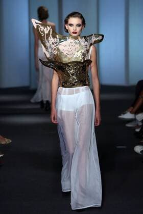 Bilder des Tages Moda Lisboa - Olga Noronha Modenschau October 9, 2016 - Lisbon, Portugal - A model presents a creation from the Portuguese fashion designer Olga Noronha Spring Summer 2017 collection during the Lisbon Fashion Week on October 9, 2016 in Lisbon, Portugal. Photo: Lisbon Portugal  - ZUMAn230