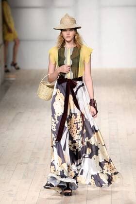 October 9, 2016 - Lisbon, Portugal - A model presents a creation from the Portuguese fashion designer Filipe Faisca Spring Summer 2017 collection during the Lisbon Fashion Week on October 9, 2016 in Lisbon, Portugal. Lisbon Portugal  - ZUMAn230