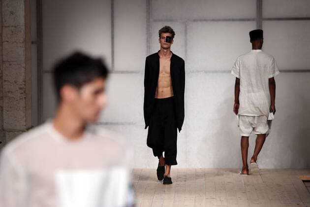 October 9, 2016 - Lisbon, Portugal - A model presents a creation from the fashion designer Lidija Kolovrat Spring Summer 2017 collection during the Lisbon Fashion Week on October 9, 2016 in Lisbon, Portugal. Photo: Lisbon Portugal - ZUMAf123