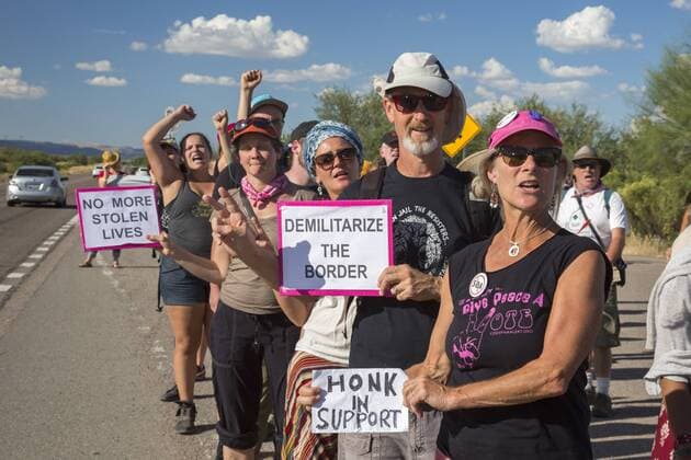 USA - Protest an der Grenze zu Mexiko für eine Reform der Einwanderungspolitik October 9, 2016 - Tubac, Arizona, U.S. - Tubac, Arizona - 9 October 2016 - Immigration reform activists march through the Border Patrol checkpoint on Interstate 19, about 25 miles north of the Mexican border, where motorists are asked about their citizenship. They were protesting the increasing militarization of the border, the separation of immigrant families, and U.S. policies that make it hard for refugees fleeing repression to enter the United States. Tubac U.S. - ZUMAw66_
