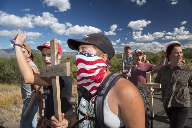 USA - Protest an der Grenze zu Mexiko für eine Reform der Einwanderungspolitik October 9, 2016 - Tubac, Arizona, U.S. - Tubac, Arizona - 9 October 2016 - Immigration reform activists march through the Border Patrol checkpoint on Interstate 19, about 25 miles north of the Mexican border, where motorists are asked about their citizenship. They were protesting the increasing militarization of the border, the separation of immigrant families, and U.S. policies that make it hard for refugees fleeing repression to enter the United States. Tubac U.S. - ZUMAw66_