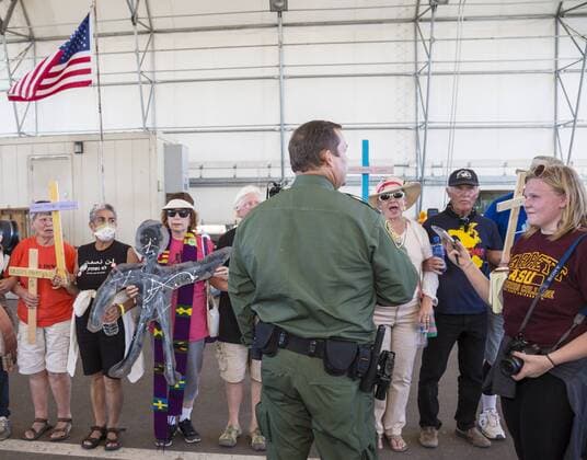 USA - Protest an der Grenze zu Mexiko für eine Reform der Einwanderungspolitik October 9, 2016 - Tubac, Arizona, U.S. - Tubac, Arizona - 9 October 2016 - Immigration reform activists march through the Border Patrol checkpoint on Interstate 19, about 25 miles north of the Mexican border, where motorists are asked about their citizenship. They were protesting the increasing militarization of the border, the separation of immigrant families, and U.S. policies that make it hard for refugees fleeing repression to enter the United States. Tubac U.S. - ZUMAw66_