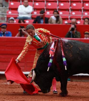 Panamanian bullfighter Rocio Morelli with her first bull of the afternoon Arturito (435 kilograms) during a bullfight at the Mexico Bullring in Mexico City, Mexico, 09 October 2016. BUllfigth at the Mexico Bullring !ACHTUNG: NUR REDAKTIONELLE NUTZUNG!  MEX40 20161010-636116744467680621