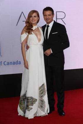 . 10 10 2016. London, United Kingdom. Amy Adams and Jeremy Renner arriving at the Arrival premiere at the London Film Festival.  xStephenxLockx xi-Imagesx IIM-13577-0008