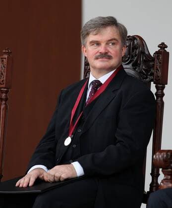 German anthropologist Nikolai Grube after being invested doctor Honoris Causa of the National Polytecnic Institute in Mexico City, Mexico, 10 October 2016. Spanish architect Santiag Calatrava also received the honoris causa for his prolific and dazzling labour . EFE Jorge Nunez CALATRAVA RECEIVES HONORIS CAUSA OF THE NATIONAL POLYTECNIC INSTITUTE OF MEXICO !ACHTUNG: NUR REDAKTIONELLE NUTZUNG!  MEX001 20161010-636117373493045896