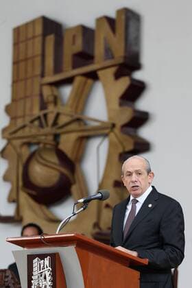 Director of the National Polytecnic Institute Enrique Fernandez Fassnacht delivers a speech during the naming ceremony of honoris causa doctors of the institution in Mexico City, Mexico, 10 October 2016. Spanish architect Santiago Calatrava also received the honoris causa for his prolific and dazzling labour . EFE Jorge Nunez CALATRAVA RECEIVES HONORIS CAUSA OF THE NATIONAL POLYTECNIC INSTITUTE OF MEXICO !ACHTUNG: NUR REDAKTIONELLE NUTZUNG!  MEX001 20161010-636117374193476916