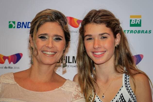 Pequeno Segredo - Little Secret: Filmpremiere in Rio de Janeiro RIO DE JANEIRO, RJ - 10.10.2016: TAPETE VERMELHO DO FILME PEQUENO SEGREDO - Mariana Goulart and his mother during the Little Movie Red Carpet Secret, David Schurmann in Rio Festival. Film directed by Brazil to compete for a position in the Foreign Language Oscar. The film is based on the true story of Kat Schurmann - which also inspired the eponymous best-selling Heloisa Schurmann. x1213346x  AndréxHorta
