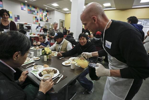 Erntedank-Speisung für Obdachlose in Vancouver, Kanada (161010) -- VANCOUVER, Oct. 10, 2016 -- A volunteer serves drink during the annual Thanksgiving dinner event in Vancouver, Canada, Oct. 10, 2016. About 3,000 people enjoyed free meals served by local charitable organizations during the annual Canadian Thanksgiving Day. Liang sen) CANADA-VANCOUVER-THANKSGIVING-MEAL libaodong 