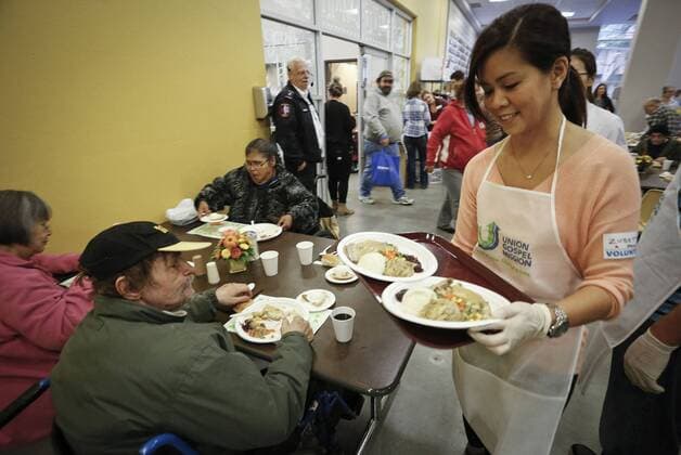 Erntedank-Speisung für Obdachlose in Vancouver, Kanada (161010) -- VANCOUVER, Oct. 10, 2016 -- A volunteer distributes food during the annual Thanksgiving dinner event in Vancouver, Canada, Oct. 10, 2016. About 3,000 people enjoyed free meals served by local charitable organizations during the annual Canadian Thanksgiving Day. Liang sen) CANADA-VANCOUVER-THANKSGIVING-MEAL libaodong 