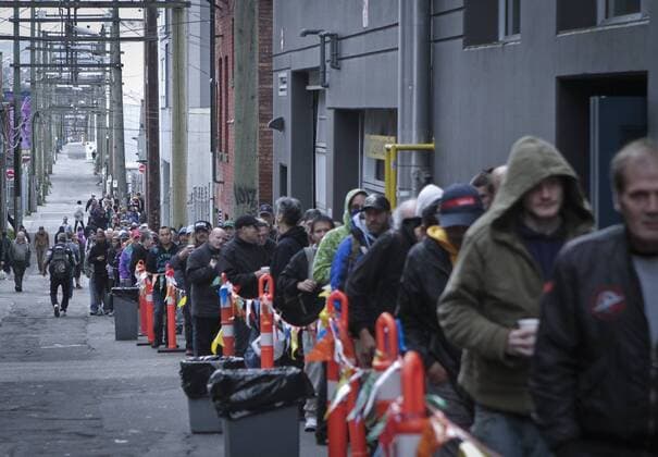 Bilder des Tages Erntedank-Speisung für Obdachlose in Vancouver, Kanada (161010) -- VANCOUVER, Oct. 10, 2016 -- People line up along the alley for the annual Thanksgiving dinner event in Vancouver, Canada, Oct. 10, 2016. About 3,000 people enjoyed free meals served by local charitable organizations during the annual Canadian Thanksgiving Day. Liang sen) CANADA-VANCOUVER-THANKSGIVING-MEAL libaodong 