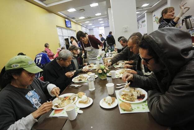 Erntedank-Speisung für Obdachlose in Vancouver, Kanada (161010) -- VANCOUVER, Oct. 10, 2016 -- People enjoy their meal during the annual Thanksgiving dinner event in Vancouver, Canada, Oct. 10, 2016. About 3,000 people enjoyed free meals served by local charitable organizations during the annual Canadian Thanksgiving Day. Liang sen) CANADA-VANCOUVER-THANKSGIVING-MEAL libaodong 