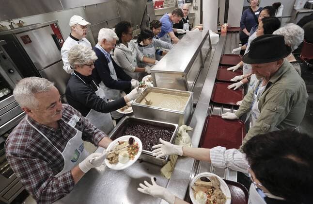 Erntedank-Speisung für Obdachlose in Vancouver, Kanada (161010) -- VANCOUVER, Oct. 10, 2016 -- Volunteers prepare food during the annual Thanksgiving dinner event in Vancouver, Canada, Oct. 10, 2016. About 3,000 people enjoyed free meals served by local charitable organizations during the annual Canadian Thanksgiving Day. Liang sen) CANADA-VANCOUVER-THANKSGIVING-MEAL libaodong 
