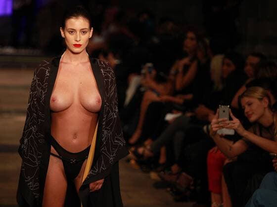 Mexico City Fashion Week - Marika Vera Modenschau A model presents creations by Mexican designer Marika Vera during the Mexico City fashion week, in Mexico City, Mexico, 10 October 2016. Mexico City fashion week !ACHTUNG: NUR REDAKTIONELLE NUTZUNG!  mex30 20161011-636117676457708096