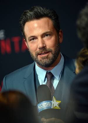 Ben Affleck speaks with television reporters in the press line as he arrives at the world premiere of The Accountant October 10, 2016.  LAP20161010737 CHRISTINExCHEW