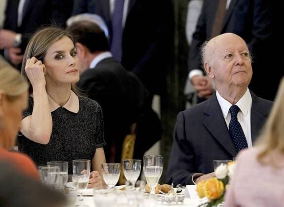 Spain s Queen Letizia and Chilean diplomat Jorge Edwards attend the annual meeting of the Cervantes Institute Patronage held at the Royal Palace of Aranjuez on the outskirts of Madrid, Spain, 11 October 2016. POOL King Felipe and Rajoy attend the annual meeting of the Cervantes Institute Patronage !ACHTUNG: NUR REDAKTIONELLE NUTZUNG!  GRA197 20161011-636117935424752155
