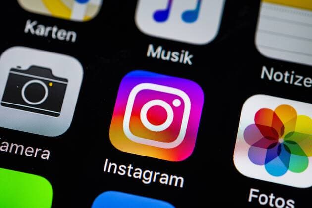App-Icons auf Smartphone-Display App-Icons, Anzeige auf einem Bildschirm vom Handy, Smartphone, Instagram, Soziales Netzwek, Kamera App, Fotos App, Makroaufnahme, Detail, formatfüllend Copyright: imageBROKER/ValentinxWolf iblvfw04410057.jpg
