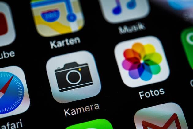 App-Icons auf Smartphone-Display App-Icons, App Anzeige auf einem Bildschirm vom Handy, Smartphone, Kamera, Fotos, iPhone, iOS, Makroaufnahme, Detail, formatfüllend Copyright: imageBROKER/ValentinxWolf iblvfw04410088.jpg