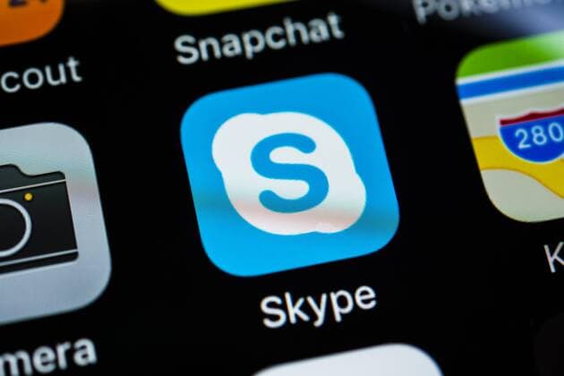 App-Icons auf Smartphone-Display App-Icons, App Anzeige auf einem Bildschirm vom Handy, Smartphone, Skype, VoIP Dienst, Instant Messenger Dienst, iOS, Makroaufnahme, Detail, formatfüllend Copyright: imageBROKER/ValentinxWolf iblvfw04410094.jpg