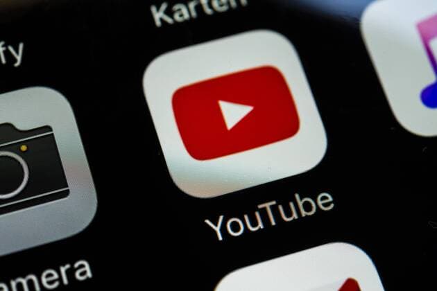 App-Icons auf Smartphone-Display App-Icons, App Anzeige auf einem Bildschirm vom Handy, Smartphone, YouTube, Online Video Plattform, iOS, Makroaufnahme, Detail, formatfüllend Copyright: imageBROKER/ValentinxWolf iblvfw04410101.jpg
