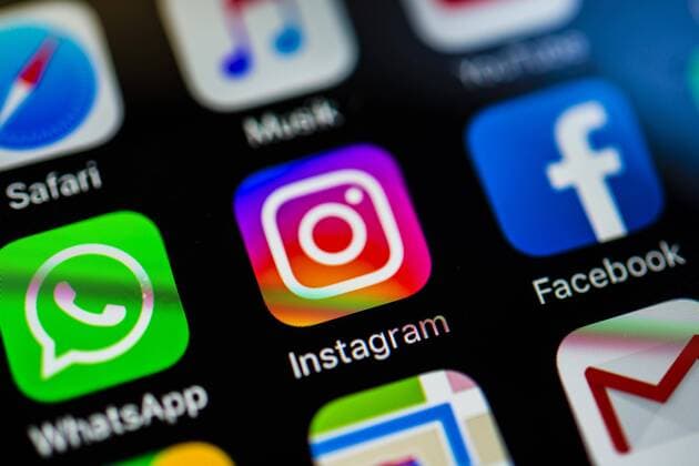 App-Icons auf Smartphone-Display App-Icons, Anzeige auf einem Bildschirm vom Handy, Smartphone, Instagram, Facebook und WhatsApp, Soziales Netzwek, Makroaufnahme, Detail, formatfüllend Copyright: imageBROKER/ValentinxWolf iblvfw04410107.jpg
