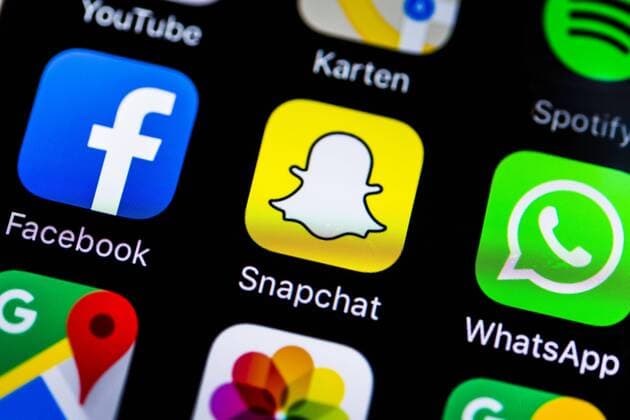App-Icons auf Smartphone-Display App-Icons, Anzeige auf einem Bildschirm vom Handy, Smartphone, Facebook, Snapchat und WhatsApp, Konkurrenz, Instant Messenger Dienst, Soziales Netzwek, Makroaufnahme, Detail, formatfüllend Copyright: imageBROKER/ValentinxWolf iblvfw04410115.jpg