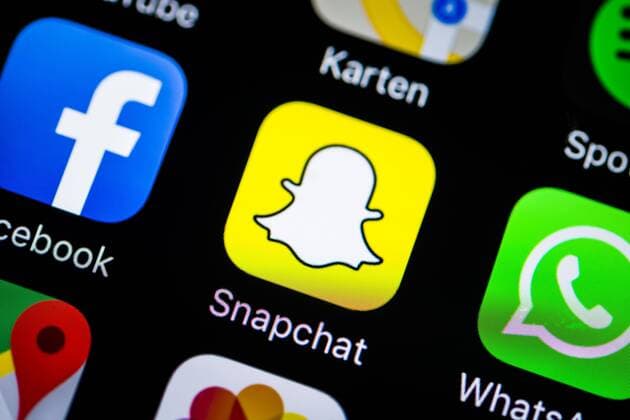 App-Icons auf Smartphone-Display App-Icons, Anzeige auf einem Bildschirm vom Handy, Smartphone, Facebook, Snapchat und WhatsApp, Konkurrenz, Instant Messenger Dienst, Soziales Netzwek, Makroaufnahme, Detail, formatfüllend Copyright: imageBROKER/ValentinxWolf iblvfw04410117.jpg