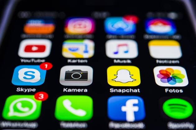 App-Icons auf Smartphone-Display App-Icons, App Anzeige auf einem Bildschirm vom Handy, Smartphone, IPhone, Viele verschiedene App-Icons, iOS, Makroaufnahme, Detail, formatfüllend Copyright: imageBROKER/ValentinxWolf iblvfw04410147.jpg