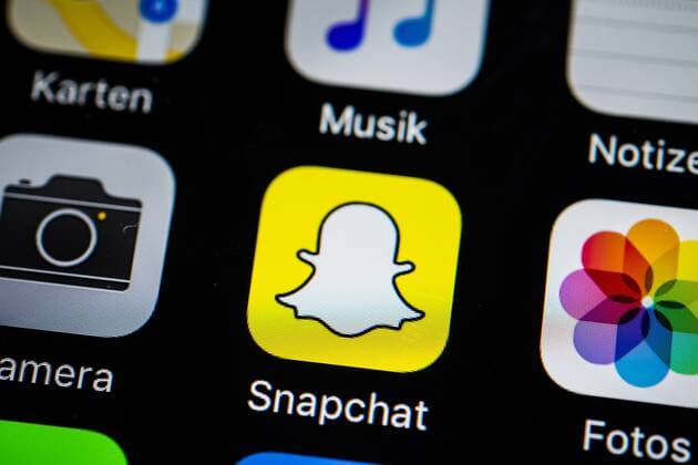 App-Icons auf Smartphone-Display App-Icons, Anzeige auf einem Bildschirm vom Handy, Smartphone, Snapchat, Instant Messenger Dienst, Soziales Netzwek, Makroaufnahme, Detail, formatfüllend Copyright: imageBROKER/ValentinxWolf iblvfw04410148.jpg