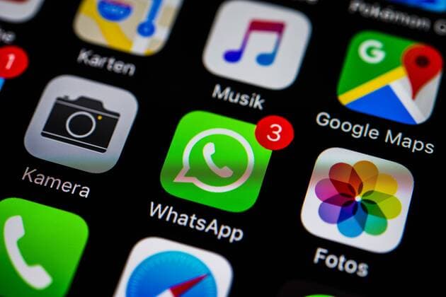 App-Icons auf Smartphone-Display App-Icons, Anzeige auf einem Bildschirm vom Handy, Smartphone, WhatsApp, Instant Messenger Dienst, Soziales Netzwek, Makroaufnahme, Detail, formatfüllend Copyright: imageBROKER/ValentinxWolf iblvfw04410152.jpg