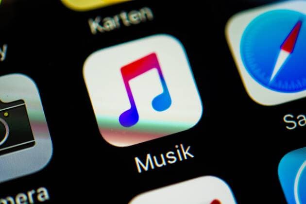 App-Icons auf Smartphone-Display App-Icons, Anzeige auf einem Bildschirm vom Handy, Apple Music, Musik Streamingdienste, Musik Streaming, iOS, Makroaufnahme, Detail, formatfüllend Copyright: imageBROKER/ValentinxWolf iblvfw04410162.jpg