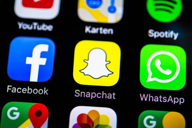App-Icons auf Smartphone-Display App-Icons, Anzeige auf einem Bildschirm vom Handy, Smartphone, Facebook, Snapchat und WhatsApp, Konkurrenz, Instant Messenger Dienst, Soziales Netzwek, Makroaufnahme, Detail, formatfüllend Copyright: imageBROKER/ValentinxWolf iblvfw04410170.jpg