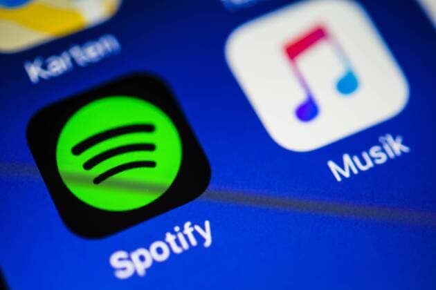 App-Icons auf Smartphone-Display App-Icons, Anzeige auf einem Bildschirm vom Handy, Spotify und Apple Music, Musik Streamingdienste, Musik Streaming, iOS, Makroaufnahme, Detail, formatfüllend Copyright: imageBROKER/ValentinxWolf iblvfw04410181.jpg