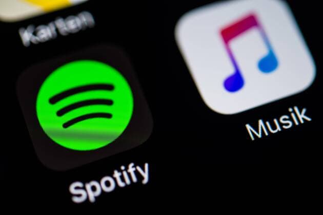  App-Icons auf Smartphone-Display App-Icons, Anzeige auf einem Bildschirm vom Handy, Spotify und Apple Music, Musik Streamingdienste, Musik Streaming, iOS, Makroaufnahme, Detail, formatfüllend Copyright: imageBROKER/ValentinxWolf iblvfw04410182.jpg