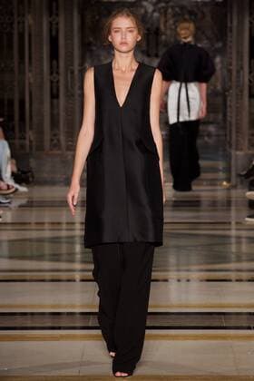 London Fashion Week - JWL Modenschau October 11, 2016 - London, United Kingdom - A model walks the runway at the JWL show during London Fashion Week Spring Summer collections 2017, on September 19 in London, United Kingdom. London United Kingdom  - ZUMAn230