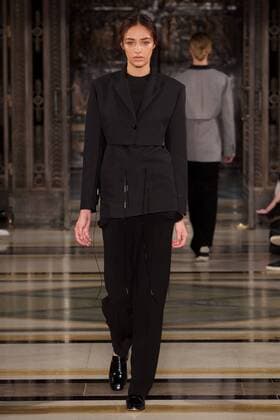 London Fashion Week - JWL Modenschau October 11, 2016 - London, United Kingdom - A model walks the runway at the JWL show during London Fashion Week Spring Summer collections 2017, on September 19 in London, United Kingdom. London United Kingdom  - ZUMAn230