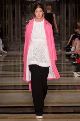 Bilder des Tages London Fashion Week - JWL Modenschau October 11, 2016 - London, United Kingdom - A model walks the runway at the JWL show during London Fashion Week Spring Summer collections 2017, on September 19 in London, United Kingdom. London United Kingdom  - ZUMAn230