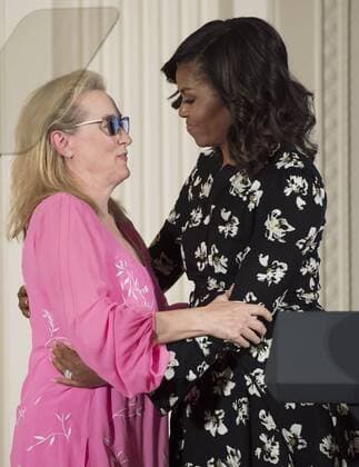 Berühmte Feministinnen, Michelle Obama Bilder des Tages First Lady Michelle Obama hugs actress Meryl Streep at a screening of the movie We Will Rise: Michelle Obama?s Mission to Educate Girls Around the World, in honor of International Day of the Girl at the White House in Washington, D.C. on October 11, 2016. The film tells the story of adolescent girls overcoming challenges to achieve their educations and change their lives.  WAP20161011314 KEVINxDIETSCH