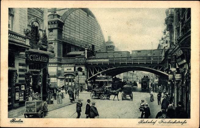 Berlin Mitte, Blick auf den Bahnhof Friedrichstraße, Zigarrenladen !AUFNAHMEDATUM GESCHÄTZT!