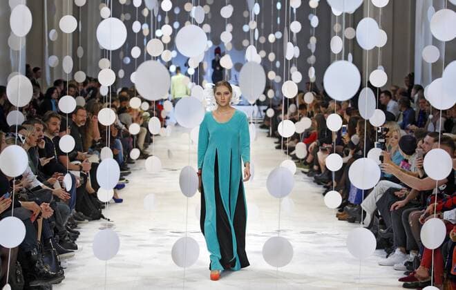 Ukrainian Fashion Week - Aleksey Zalevskiy Modenschau October 12, 2016 - Kiev, Ukraine - A model presents a creation by Ukrainian designer ALEKSEY ZALEVSKIY, during the Ukrainian Fashion Week in Kiev, Ukraine,on 12 October,2016. The fashion event presents Spring Summer 2017 collections by Ukrainian and International designers,from 12 to 18 October. Kiev Ukraine - ZUMAg194