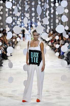 Ukrainian Fashion Week - Aleksey Zalevskiy Modenschau October 12, 2016 - Kiev, Ukraine - A model presents a creation by Ukrainian designer ALEKSEY ZALEVSKIY, during the Ukrainian Fashion Week in Kiev, Ukraine,on 12 October,2016. The fashion event presents Spring Summer 2017 collections by Ukrainian and International designers,from 12 to 18 October. Kiev Ukraine - ZUMAg194
