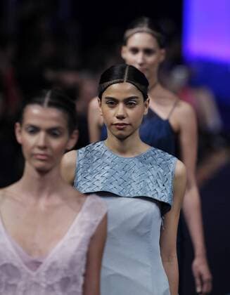 Fashion Week Mexico City - Macario Jimenez Modenschau Models present creations by Mexican designer Macario Jimenez during the third day of the Fashion Week in Mexico City, Mexico, 12 October 2016. EFE Mario Guzman FASHION WEEK IN MEXICO !ACHTUNG: NUR REDAKTIONELLE NUTZUNG!  MEX001 20161013-636119332692221639