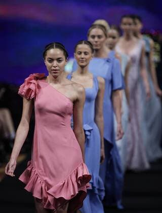 Fashion Week Mexico City - Macario Jimenez Modenschau Models present creations by Mexican designer Macario Jimenez during the third day of the Fashion Week in Mexico City, Mexico, 12 October 2016. EFE Mario Guzman FASHION WEEK IN MEXICO !ACHTUNG: NUR REDAKTIONELLE NUTZUNG!  MEX001 20161013-636119332711721389