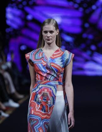Fashion Week Mexico City - Pineda Covalin Modenschau A model presents a creation by Mexican label Pineda Covalín, during the third day of the Fashion Week in Mexico City, Mexico, 12 October 2016. EFE Mario Guzman FASHION WEEK IN MEXICO !ACHTUNG: NUR REDAKTIONELLE NUTZUNG!  MEX53 20161013-636119341682074383